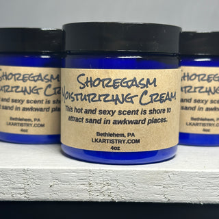 Nuances of amber, white ginger and summer nights at the beach.