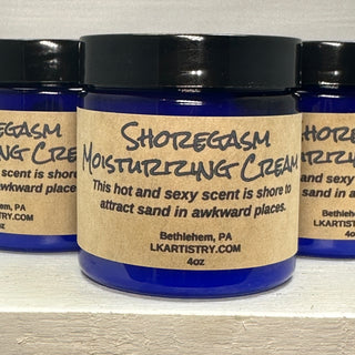 Nuances of amber, white ginger and summer nights at the beach.